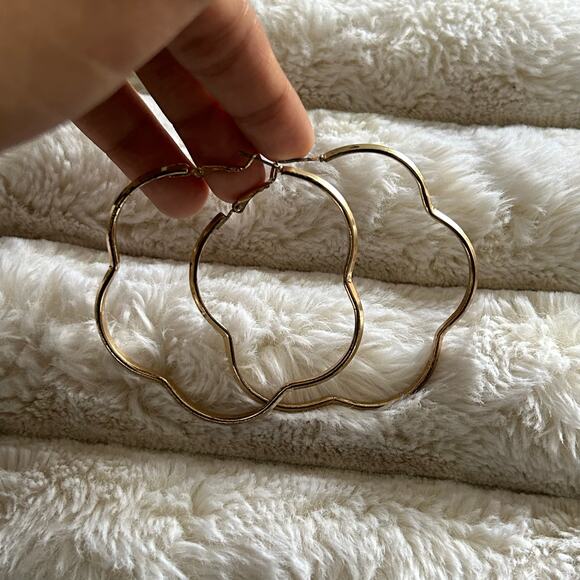 Gold Flower Hoop Earrings Statement Fashion Jewelry - Picture 3 of 3